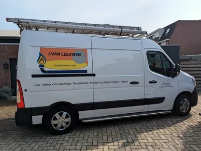 Zijkant van de bedrijfsbus van J. van Leeuwen Installatietechniek met ladders op het dak