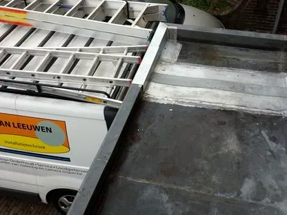 Plat dak van bovenaf gezien, met de bedrijfsbus van J. van Leeuwen ernaast